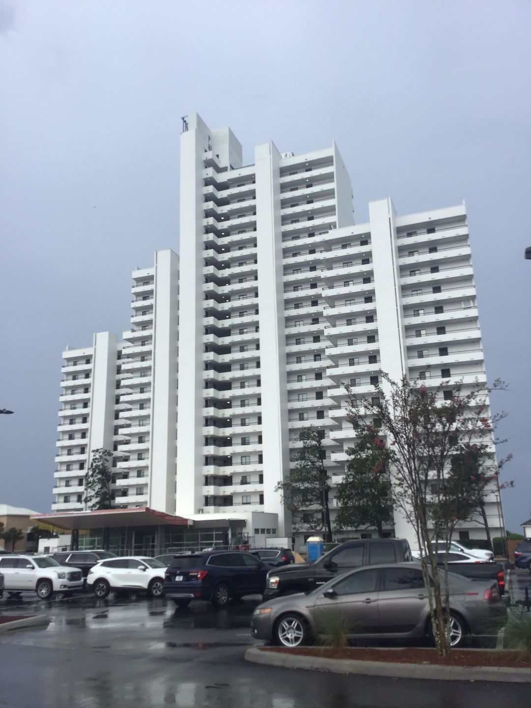 Daytime street-side exterior of One Seagrove Place, with parking in the foreground.